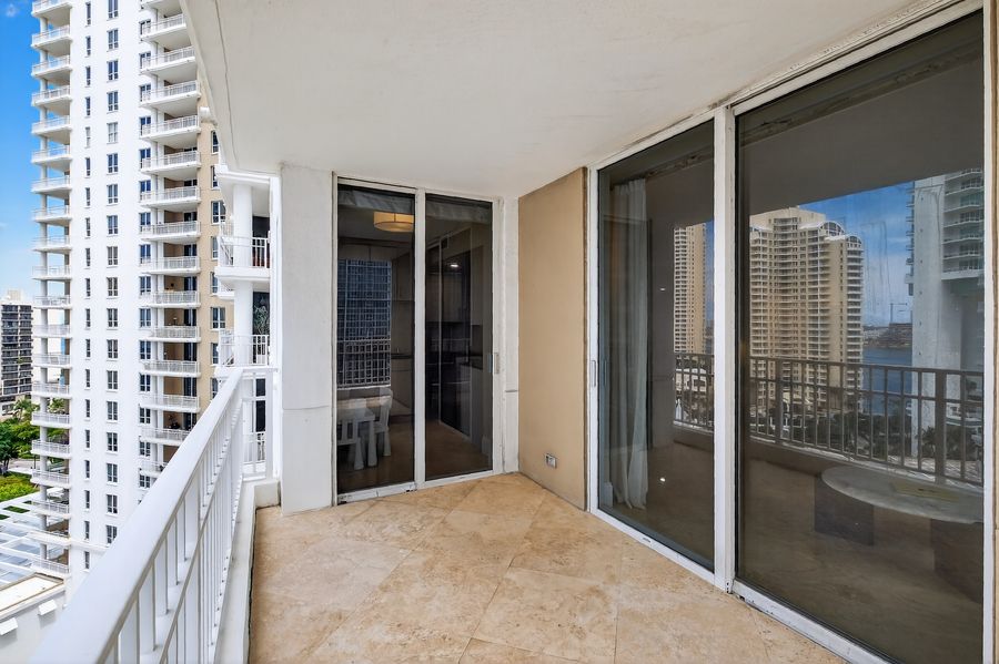 Wraparound corner balcony
